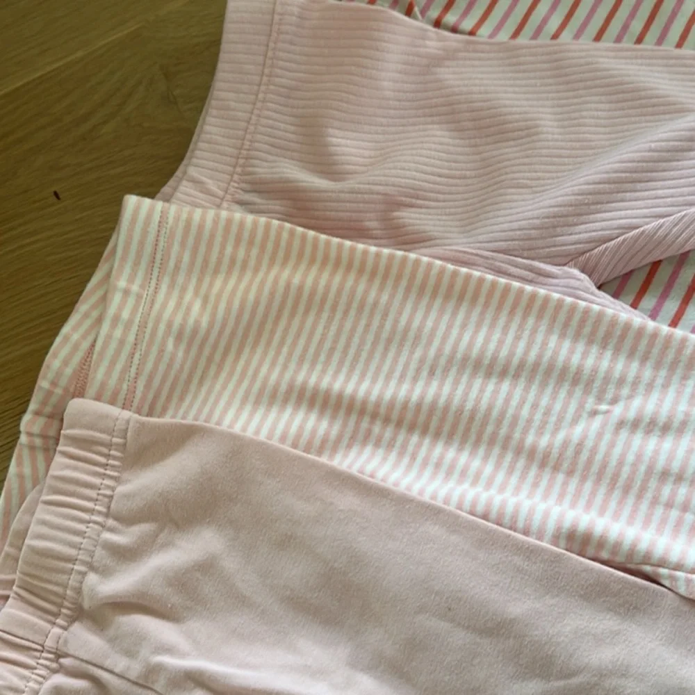 Four toddler leggings, varying brands, see video. Size 18-24m/ 2T - Picture 4 of 4